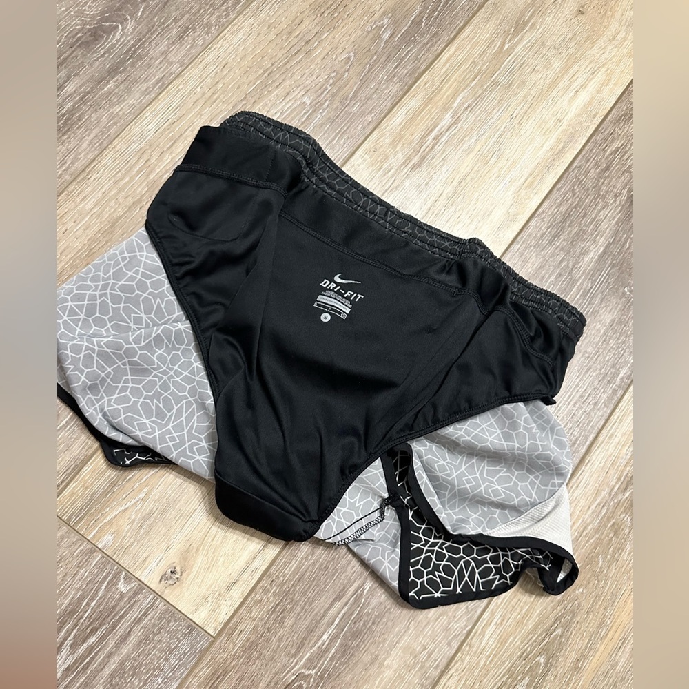🛍️ Nike dri fit   shorts with under shorts and  tiny  zipper pocket. - Picture 5 of 6